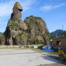 ウトロ漁港の岸に聳えているゴリラ岩