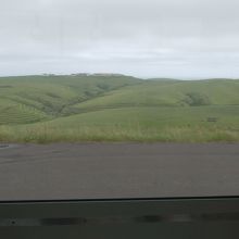 バスの窓からは雄大な大地がみれてバス旅もおすすめ