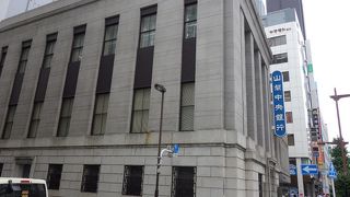 重厚でモダンな建物