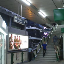 ナナ駅の東側の階段です。東側には、格安ホテルが多いのです。