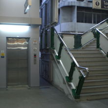 エレベーターもあるのですが、待つのが苦手で、階段を使います。