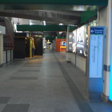 ナナ駅の通路の様子です。店舗が並んでいますが、閉店が早いです