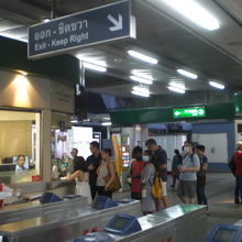 ナナ駅の改札口と券売カウンターの様子です。乗降客は多いです。