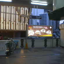 ナナ駅の改札口の周辺には、混雑するためか、店舗がありません。