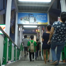 ＢＴＳナナ駅の北東側の降り口です。格安ホテルが多い出口です。