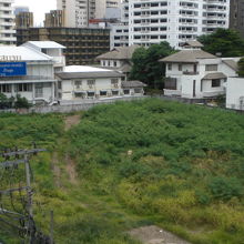 ナナ駅の周辺に、広い未開発の土地も残っています。ホテルも安い