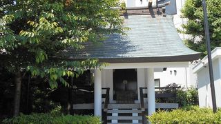 高台にある小さな神社