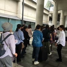 入場の長い列