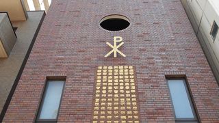 「六義園」からすぐのシンプル＆モダンな教会