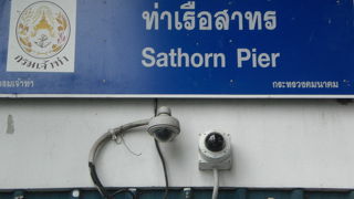 サトーン船着き場は、チャオプラヤー川の船着場の中心的な役割を担う船着場です。