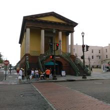 この中に沢山の出店が並んでます