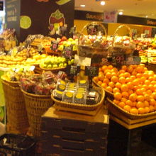 トップスマーケットの店頭に置かれた果物です。種類も豊富です。