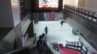 到着階に免税店があります