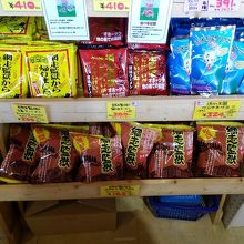 監獄もののお菓子、右上にクリオネのグミ。どんな形？怖い。