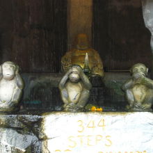 ワットスラケートの入口の猿。日光東照宮の猿に似たしぐさです。