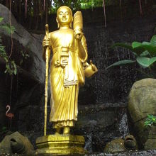 ワットスラケートの仏塔への昇り口にある仏像です。黄金色です。