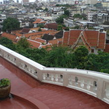 ワットスラケートの仏塔への昇り道と寺院施設です。高い丘です。