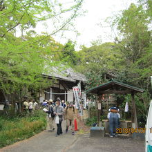 「法山寺」の入り口。　奥にあるのが弘法堂。