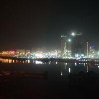 窓には中国大陸珠海の夜景が広がっていました。