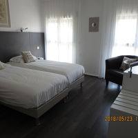 ☆3ホテルにしては広めのモノトーンのお部屋