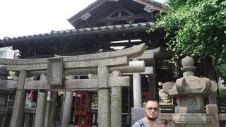 社殿を覆い屋で守っているのが特徴的