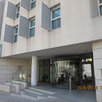 駅の真向かいにあります