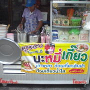 タイにおいて屋台は、どこでも無数にあります。特に、麺類の屋台は、たくさんあります。