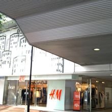 駅舎1階にあるH＆Mです。