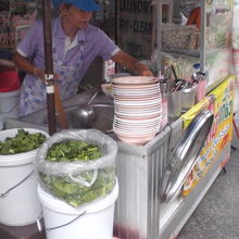 麺類を主体として、その中に、いろいろな具材を料理していきます