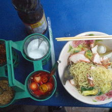 屋台の提供する麺類の出来上がりです。値段は、大体５０バーツ