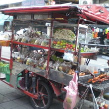 いろいろな屋台があり、それぞれの屋台の味を競い合っています。