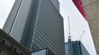 隣の三井本館と調和