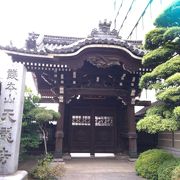 大きくて凝った作りの豪華な寺の門