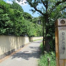 西方向にある駒塚橋脇の案内柱