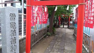 赤い鳥居がたいへん鮮やかなこじんまりとした神社
