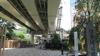 神田川沿いの桜並木と一体になっている細長い公園です