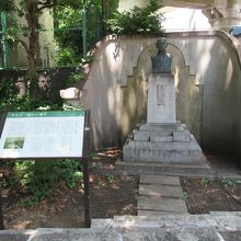 胸像と説明板