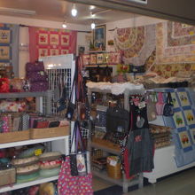 財布やバッグの店舗です。女性の好みの商品が多くなっています。