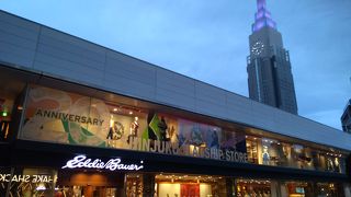 色とりどりの夜のイルミネーションがとってもきれい