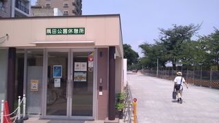 公園内にある休憩所はたいへん快適