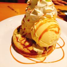 シナモンの効いたケーキ。シェアするサイズ