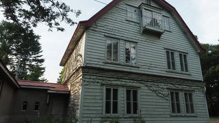 木立の奥にひっそり