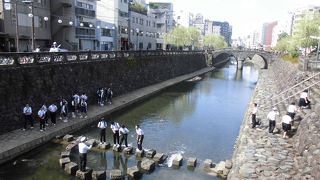 眼鏡橋などがかかる川