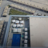 二階にはフィットネスや会議室そして外にはプールがあります