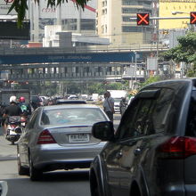 アソーク通りの状況です。信号標識が、赤×で、車線通行を規制中