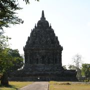 Candi LumbungとCandi Sewuの間の小さな寺院