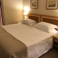 ダブルベッドをツインにベッドメイキング