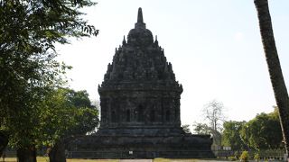 Candi LumbungとCandi Sewuの間の小さな寺院