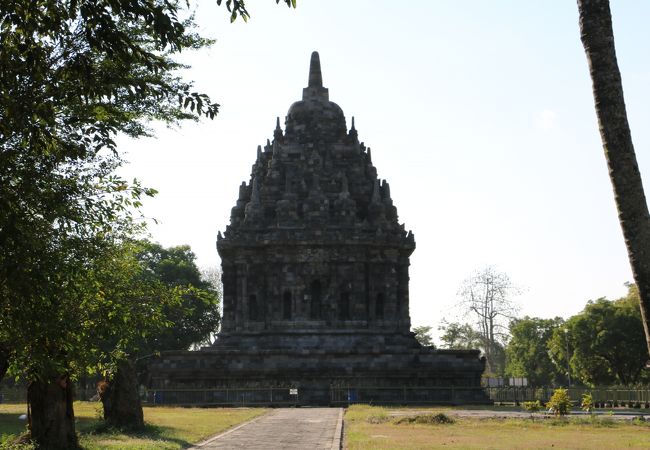 Candi LumbungとCandi Sewuの間の小さな寺院