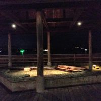 足湯です。奥に噴水、左側に浮御堂が見えます。